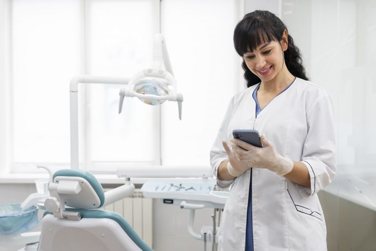 Jovem dentista faz atendimento odontológico à distância em tempos de Covid-19