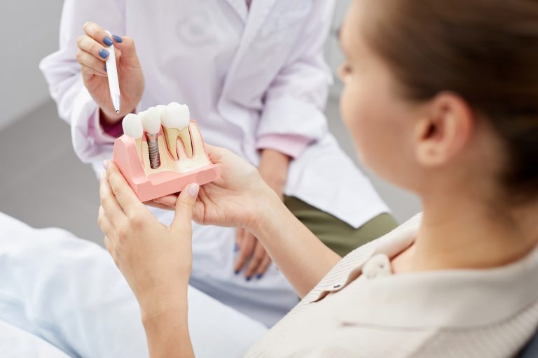 Paciente recebe orientações para a manutenção de implante dentário